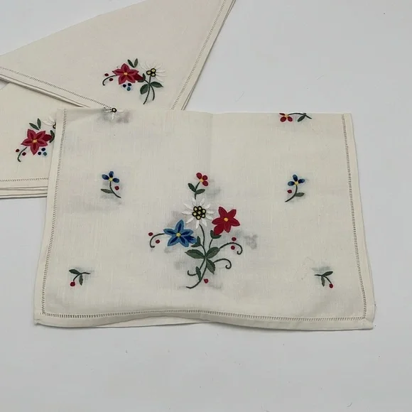 Vintage White Hand Embroidery Floral Set of 3 Handkerchiefs - Picture 2 of 4